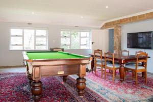 TV a/nebo společenská místnost v ubytování Le Opstal, a Scenic Farm Stay near Rustenburg