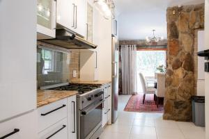 Kuchyň nebo kuchyňský kout v ubytování Le Opstal, a Scenic Farm Stay near Rustenburg