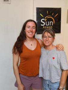 Uma mulher e uma menina em pé uma ao lado da outra. em Sun Aswan inn em Aswan mais 19 fotografias