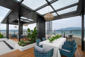 ein Esszimmer mit einem weißen Tisch und blauen Stühlen in der Unterkunft SDADSBESÖK Dragon Pearl Hotel (Yibin Guanying Ancient Street Hejiangmen Plaza Branch) in Nanguang