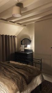 een slaapkamer met een bed met een ladekast en een spiegel bij Poets Cottage Eglwys Fach in Eglwys-fach