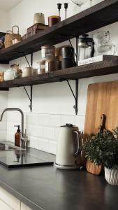 een keuken met een aanrecht en een waterkoker bij Poets Cottage Eglwys Fach in Eglwys-fach +37 foto's