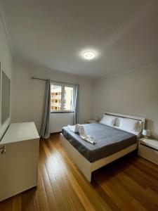 una camera da letto con un letto e una finestra di Island Heart- Family Retreat- Free parking garage a Ribeira Brava