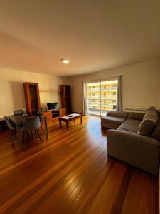 un soggiorno con un divano e un tavolo di Island Heart- Family Retreat- Free parking garage a Ribeira Brava