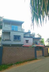 a white house with a fence in front of it at The Happy Homestay in Nāmkom