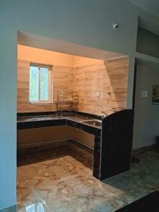 an empty room with a counter and a window at The Happy Homestay in Nāmkom