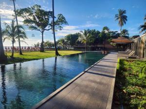 高兰SriLanta Resort and Spa的棕榈树度假村的游泳池