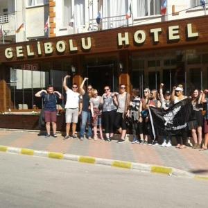 un grupo de personas de pie frente a un hotel en Gelibolu Hotel, en Galípoli