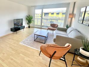 un soggiorno con un divano e un tavolo di WA - Penthouse 6 Pax City Apartment Zürich a Zurigo