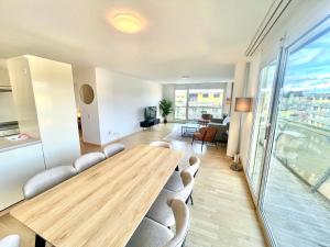 una sala conferenze con tavolo e sedie in legno di WA - Penthouse 6 Pax City Apartment Zürich a Zurigo