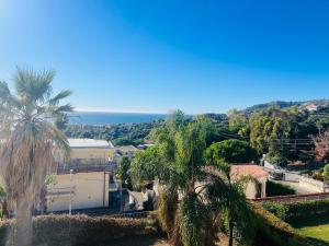 - Vistas a una casa con palmeras en Suite Solaro 135 - Sanremo, en San Remo