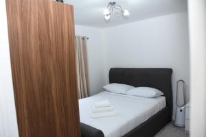 ein Schlafzimmer mit einem Bett mit zwei weißen Handtüchern darauf in der Unterkunft Peterborough Haven: 3BD Family Home Retreat in Peterborough
