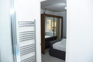 Zimmer mit einem Schlafzimmer mit einem Bett und einer Kommode in der Unterkunft Peterborough Haven: 3BD Family Home Retreat in Peterborough