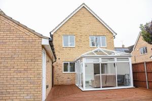 een uitbreiding naar een huis met een serre bij Peterborough Haven: 3BD Family Home Retreat in Peterborough