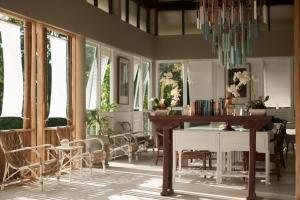 高兰SriLanta Resort and Spa的有桌子和椅子的餐厅