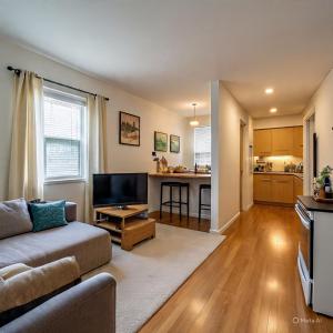 a living room with a couch and a kitchen at Sindy Apart in Setengh