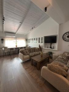 Μια τηλεόραση ή/και κέντρο ψυχαγωγίας στο Julies Homes