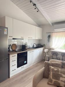 Η κουζίνα ή μικρή κουζίνα στο Julies Homes