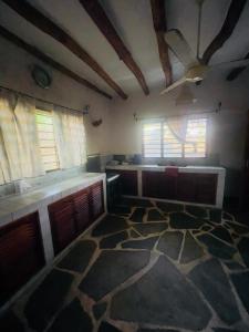 Habitación con una alfombra grande en una habitación con ventanas en Casuarina road 2 bedroom villa, en Malindi