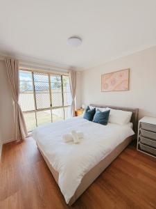 Ένα ή περισσότερα κρεβάτια σε δωμάτιο στο Family & Pet-Friendly 4BR Home Freshly Renovated near Transport & Malls