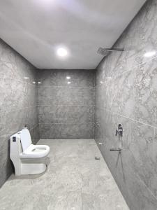 Ένα μπάνιο στο Hotel Raha