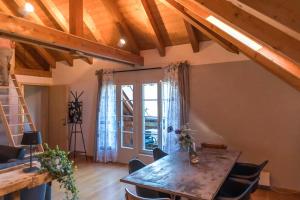 Posezení v ubytování Stilvolle, stadtnahe Ferienwohnung mit Alpensicht + 24 fotografií