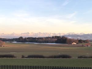 Fotografie z fotogalerie ubytování Stilvolle, stadtnahe Ferienwohnung mit Alpensicht v destinaci Uettligen