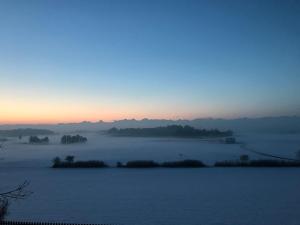 Fotografie z fotogalerie ubytování Stilvolle, stadtnahe Ferienwohnung mit Alpensicht v destinaci Uettligen
