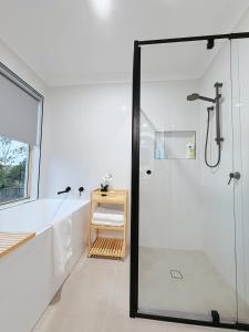 Ένα μπάνιο στο Family & Pet-Friendly 4BR Home Freshly Renovated near Transport & Malls +15 φωτογραφίες