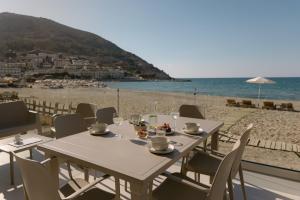 Costel Residence, Right on the Beach Retreat, By ThinkVilla في فوديلي: طاولة على الشاطئ مع إطلالة على الشاطئ