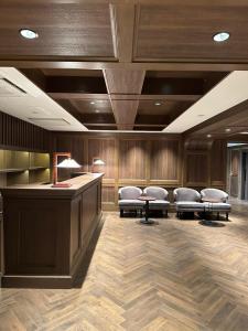 京都市にあるKIORI Exec Muromachiの椅子付きの待合室