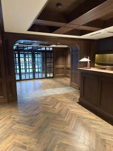 京都市にあるKIORI Exec Muromachiのウッドフロアの広い客室で、大きな窓が付いています。