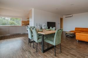 a kitchen and dining room with a table and chairs at Marmor Collis by Winery Glavica in Gornja Gračenica