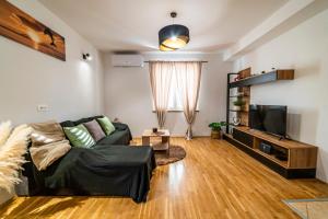 ein Wohnzimmer mit Sofa und Fernseher in der Unterkunft Holiday house Solis in Rab