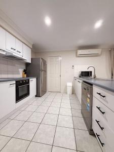 Η κουζίνα ή μικρή κουζίνα στο Family & Pet-Friendly 4BR Home Freshly Renovated near Transport & Malls