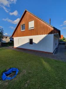 a house with a red roof and a green field at Nolte-Luxus Wohnung in Warburg