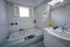 Et badeværelse på Armonia House Potamos Village + 30 billeder