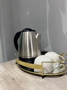 Příslušenství pro přípravu čaje a kávy v ubytování Glowti Event & Guest House