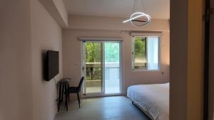 a bedroom with a bed and a desk and a window at 樹海翠湖 in T'ung-ko