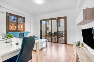 a living room with a table and chairs and a tv at Brooklyn in Oliva