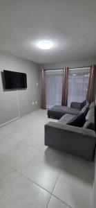 TV a/nebo společenská místnost v ubytování Apartment Near Amajuba Mall