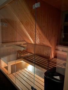 l'intérieur d'un sauna avec un banc à l'intérieur dans l'établissement Spokój mi daj, à Sorkwity 48 autres photos