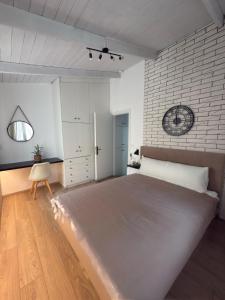 Ένα ή περισσότερα κρεβάτια σε δωμάτιο στο Julies Homes