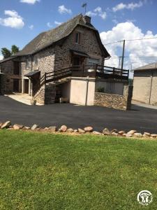 a stone building with a roof on a street at Gîte à la Ferme in Las Pelies +9 photos