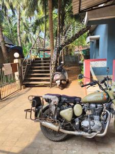 カナコナにあるThyme Guests Houseの建物前に停車する緑のオートバイ