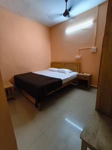 カナコナにあるThyme Guests Houseの小さなベッドルーム(ベッド1台、天井付) +7枚の写真