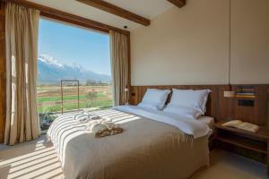 Ένα ή περισσότερα κρεβάτια σε δωμάτιο στο Lijiang Tennessee Farmhouse hotel