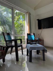 TV a/nebo společenská místnost v ubytování Murthi's Farm House