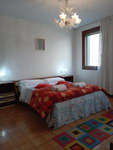 a bedroom with a bed and a chandelier at Venice Canal Spectacle in Venice