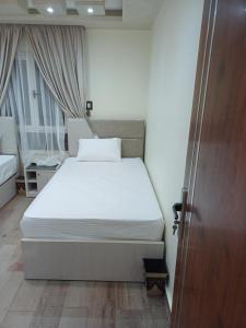 Ένα ή περισσότερα κρεβάτια σε δωμάτιο στο الفيروز شقة فندقية